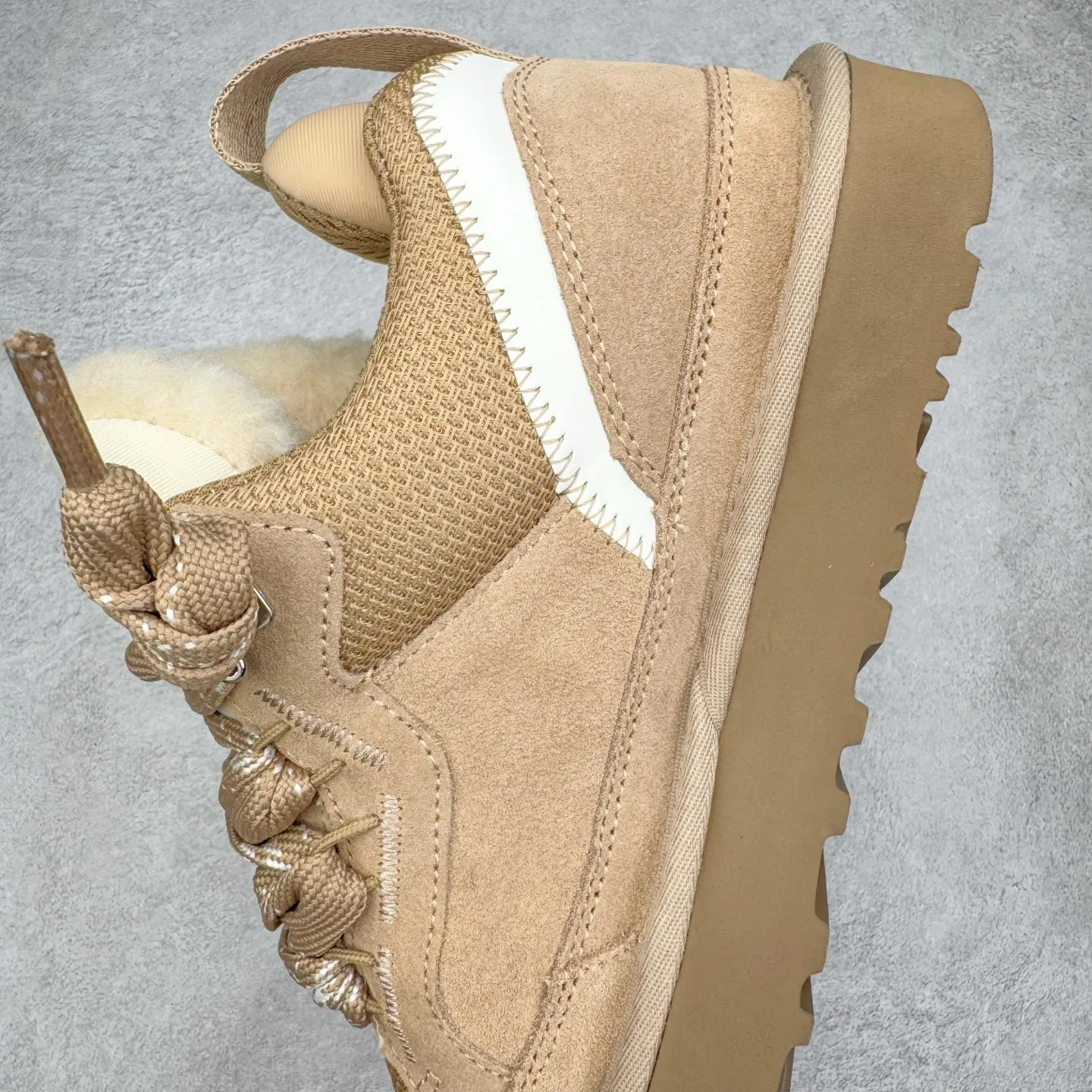Pick up locally💰640 UGG 4032 Meyer autumn and winter sheepskin and fur integrated snow boots. All shoes are made of ZP from the same factory. Longfeng A-grade Australian imported sheepskin and fur integrated. Men's and women's boots brand OEM production line fully follows the ZP process. OEM original pattern maker adheres to the principle of no original shoes and no development selection. Pay attention to every detail. The most authentic version on the market TREADLITE "Light Wing" technology outsole Lightweight/durable/flexible/pile size: 35 36 37 38 39 40 41 42 43 44 45 Coding: by3936030